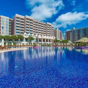 BarcelĂł Royal Beach